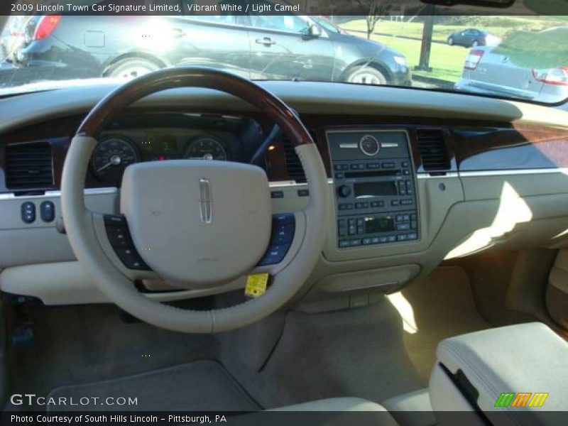 Vibrant White / Light Camel 2009 Lincoln Town Car Signature Limited