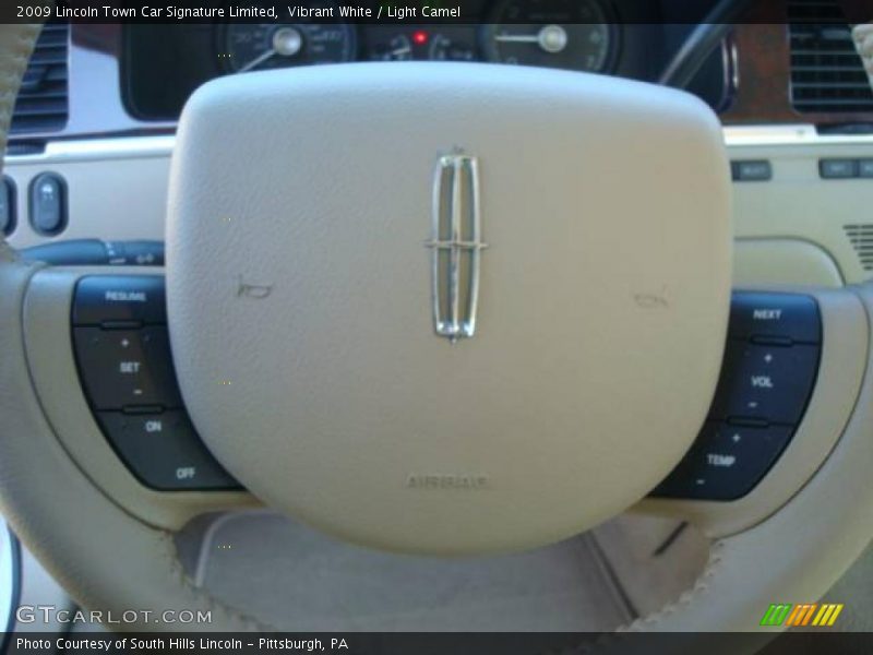 Vibrant White / Light Camel 2009 Lincoln Town Car Signature Limited