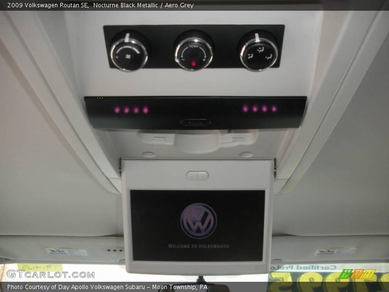 Nocturne Black Metallic / Aero Grey 2009 Volkswagen Routan SE