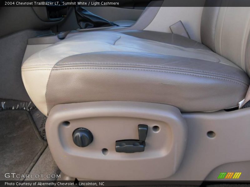 Summit White / Light Cashmere 2004 Chevrolet TrailBlazer LT