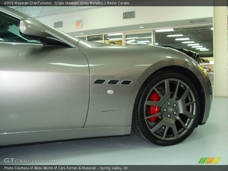 Grigio Nuvolari (Grey Metallic) / Rosso Corallo 2009 Maserati GranTurismo