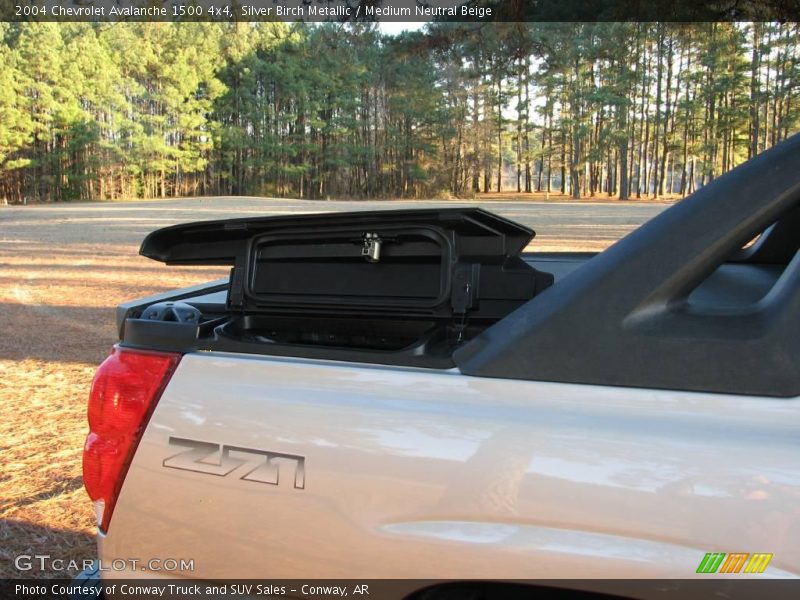 Silver Birch Metallic / Medium Neutral Beige 2004 Chevrolet Avalanche 1500 4x4