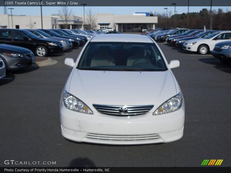 Super White / Gray 2005 Toyota Camry LE