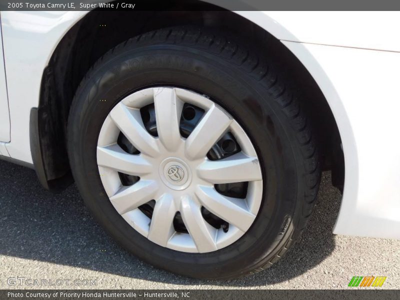 Super White / Gray 2005 Toyota Camry LE