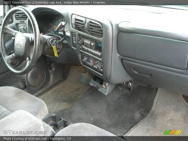Indigo Blue Metallic / Graphite 2001 Chevrolet S10 LS Extended Cab 4x4