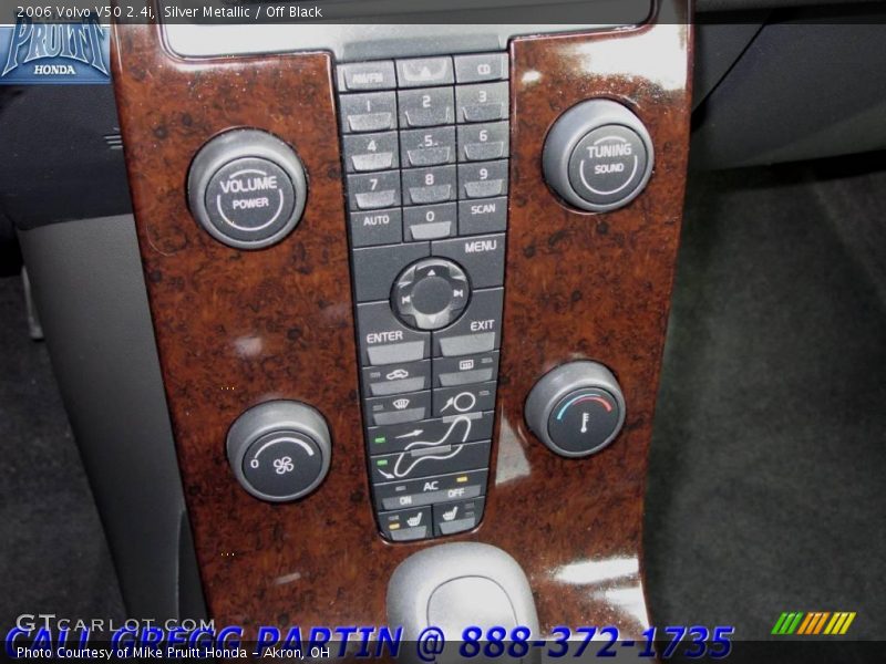 Silver Metallic / Off Black 2006 Volvo V50 2.4i