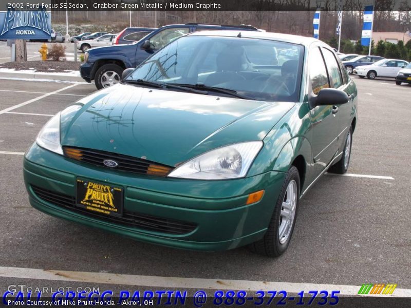 Grabber Green Metallic / Medium Graphite 2002 Ford Focus SE Sedan