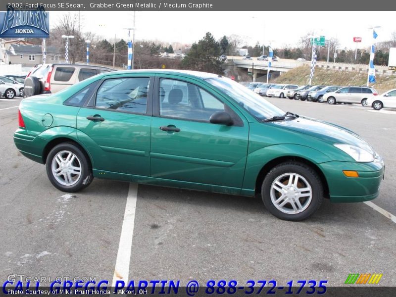 Grabber Green Metallic / Medium Graphite 2002 Ford Focus SE Sedan
