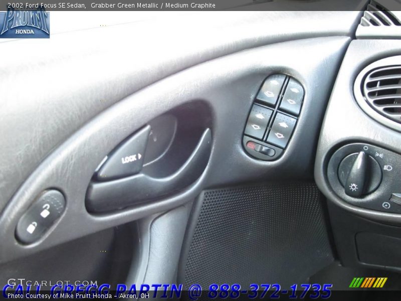 Grabber Green Metallic / Medium Graphite 2002 Ford Focus SE Sedan