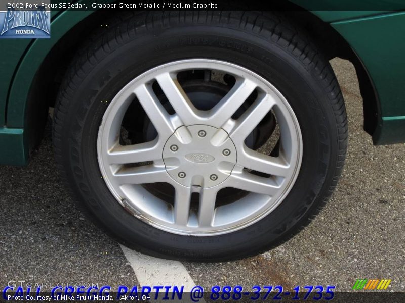 Grabber Green Metallic / Medium Graphite 2002 Ford Focus SE Sedan