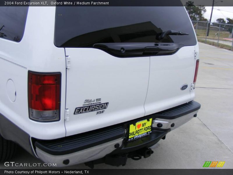 Oxford White / Medium Parchment 2004 Ford Excursion XLT