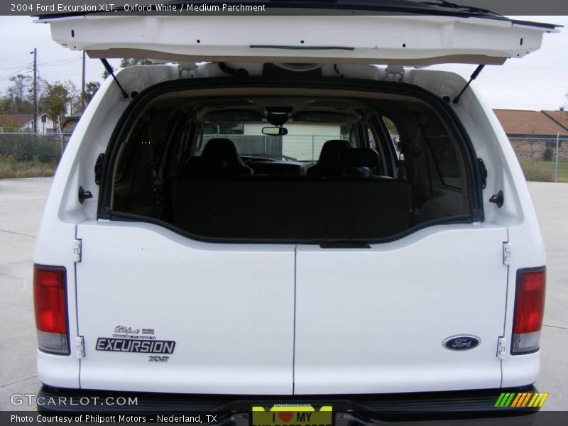Oxford White / Medium Parchment 2004 Ford Excursion XLT