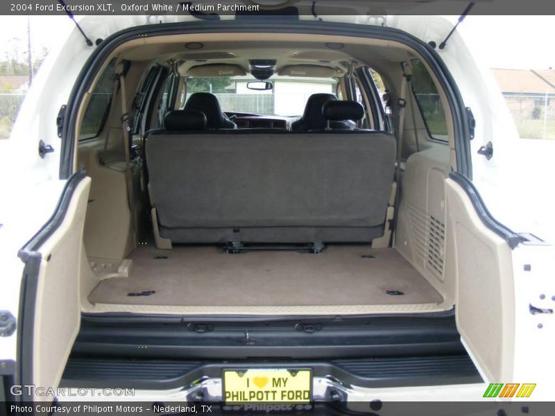 Oxford White / Medium Parchment 2004 Ford Excursion XLT