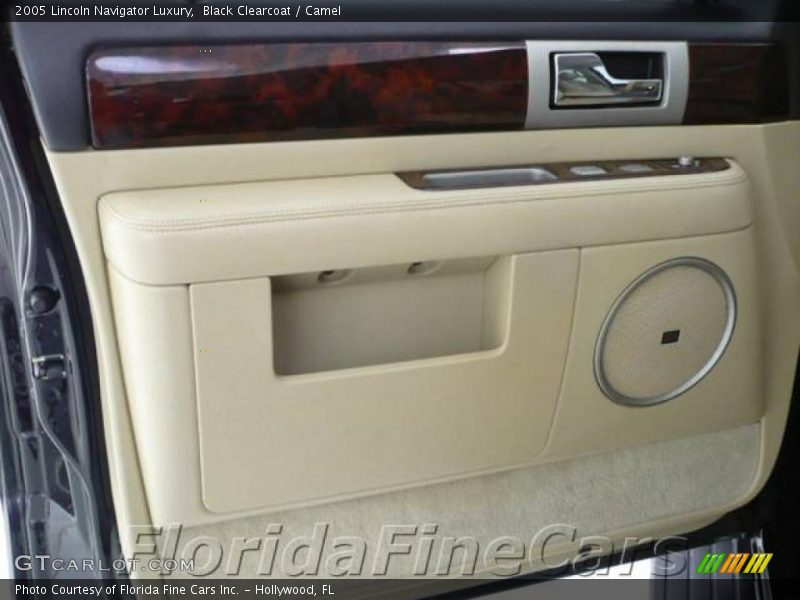 Black Clearcoat / Camel 2005 Lincoln Navigator Luxury