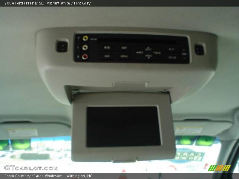 Vibrant White / Flint Grey 2004 Ford Freestar SE