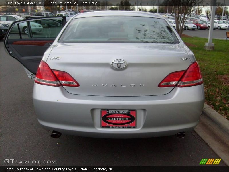 Titanium Metallic / Light Gray 2005 Toyota Avalon XLS