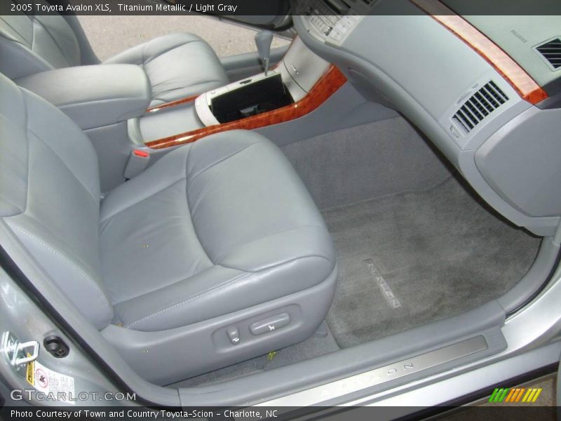 Titanium Metallic / Light Gray 2005 Toyota Avalon XLS