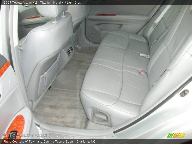 Titanium Metallic / Light Gray 2005 Toyota Avalon XLS