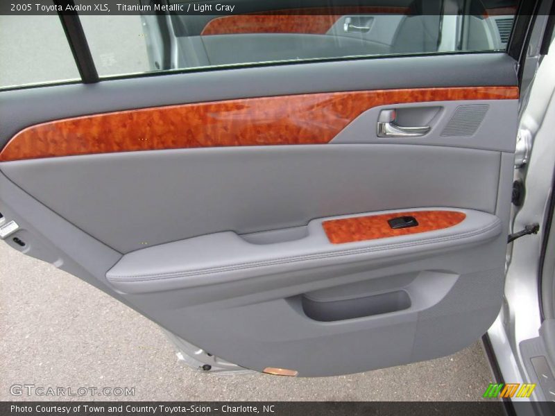 Titanium Metallic / Light Gray 2005 Toyota Avalon XLS