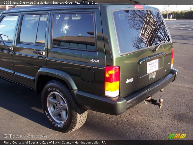Emerald Green Pearl / Mist Gray 1998 Jeep Cherokee Classic 4x4
