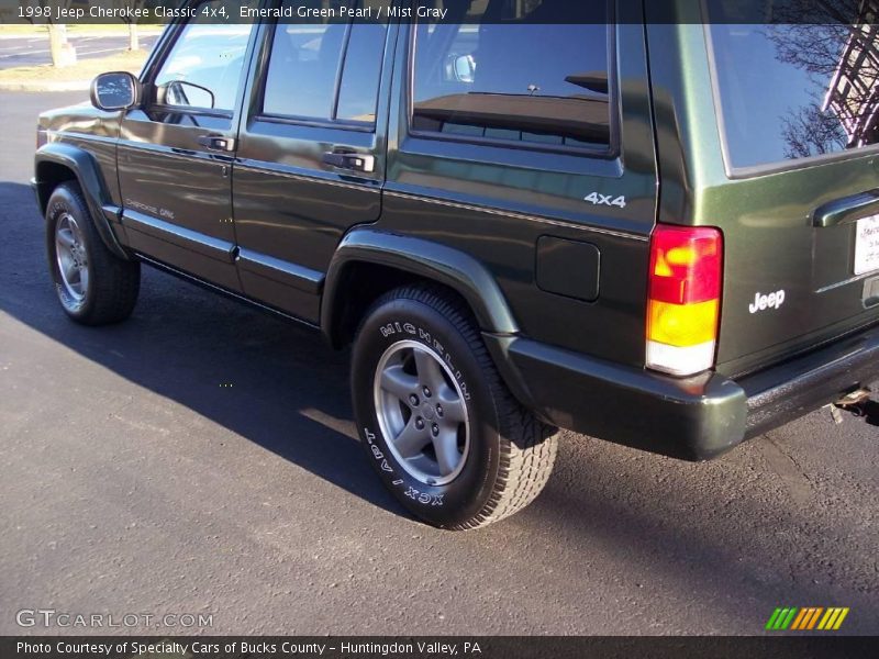 Emerald Green Pearl / Mist Gray 1998 Jeep Cherokee Classic 4x4