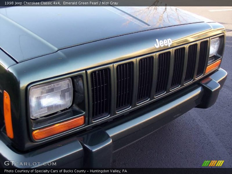 Emerald Green Pearl / Mist Gray 1998 Jeep Cherokee Classic 4x4