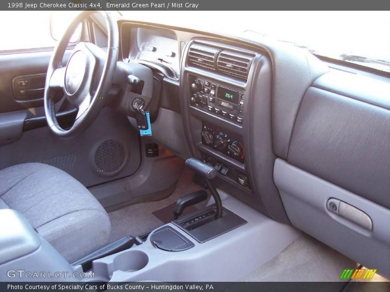 Emerald Green Pearl / Mist Gray 1998 Jeep Cherokee Classic 4x4