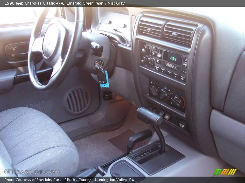 Emerald Green Pearl / Mist Gray 1998 Jeep Cherokee Classic 4x4