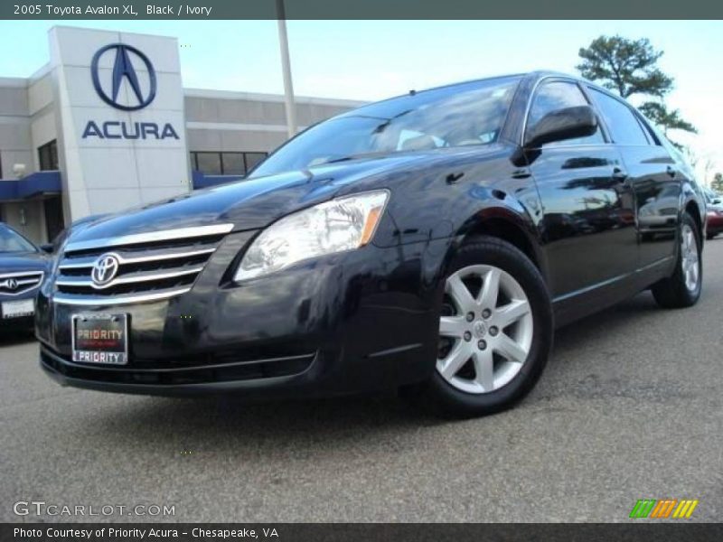 Black / Ivory 2005 Toyota Avalon XL