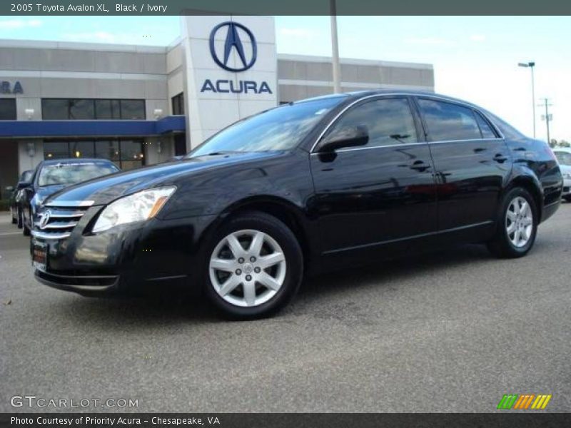 Black / Ivory 2005 Toyota Avalon XL