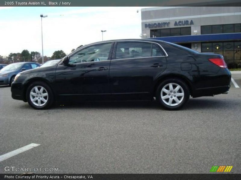 Black / Ivory 2005 Toyota Avalon XL