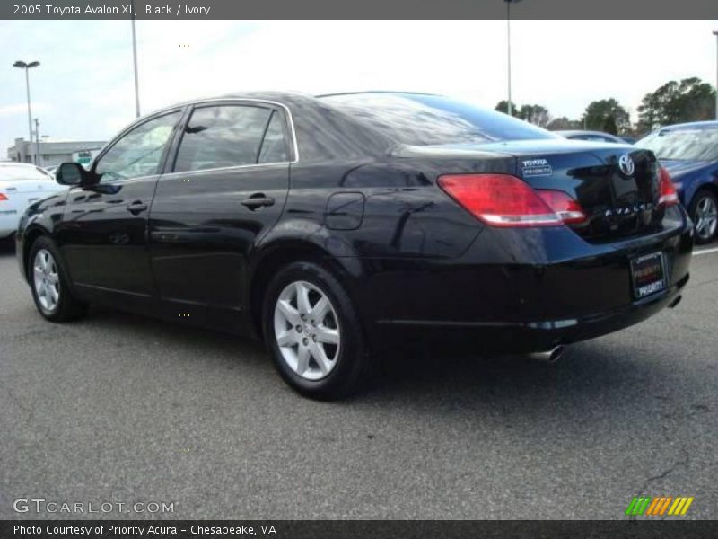 Black / Ivory 2005 Toyota Avalon XL