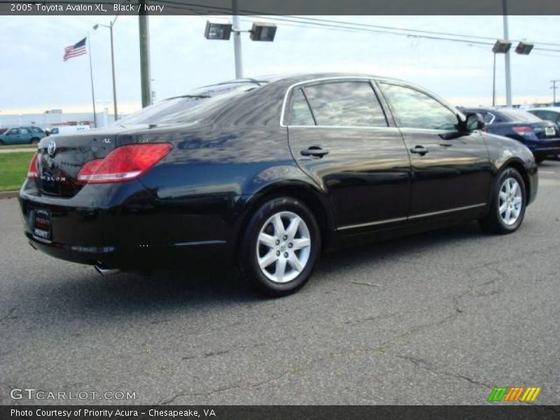 Black / Ivory 2005 Toyota Avalon XL