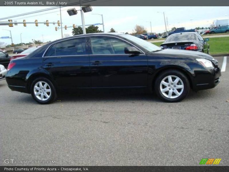 Black / Ivory 2005 Toyota Avalon XL