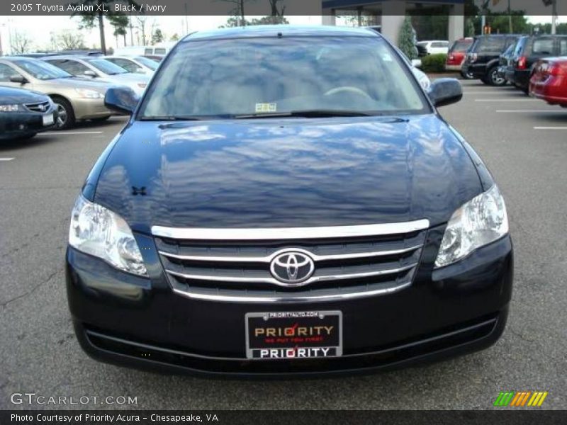 Black / Ivory 2005 Toyota Avalon XL