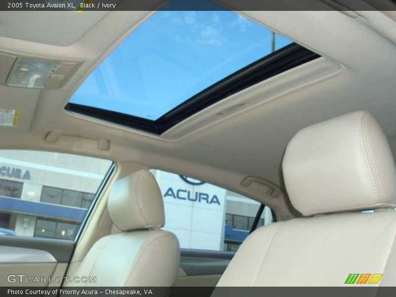 Black / Ivory 2005 Toyota Avalon XL