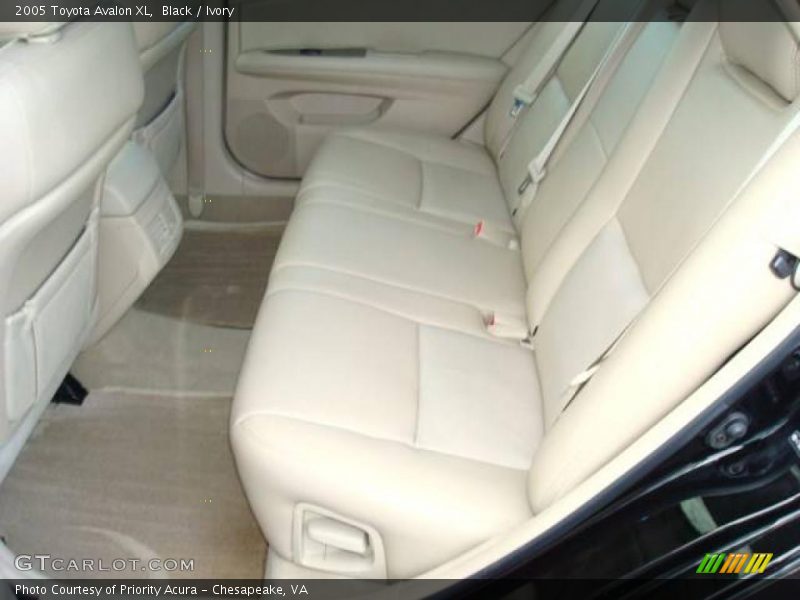 Black / Ivory 2005 Toyota Avalon XL