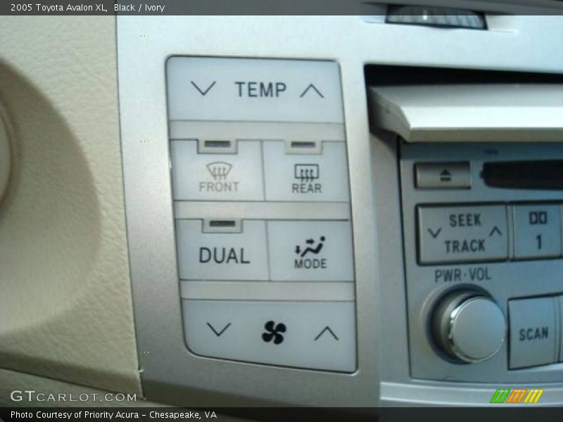 Black / Ivory 2005 Toyota Avalon XL