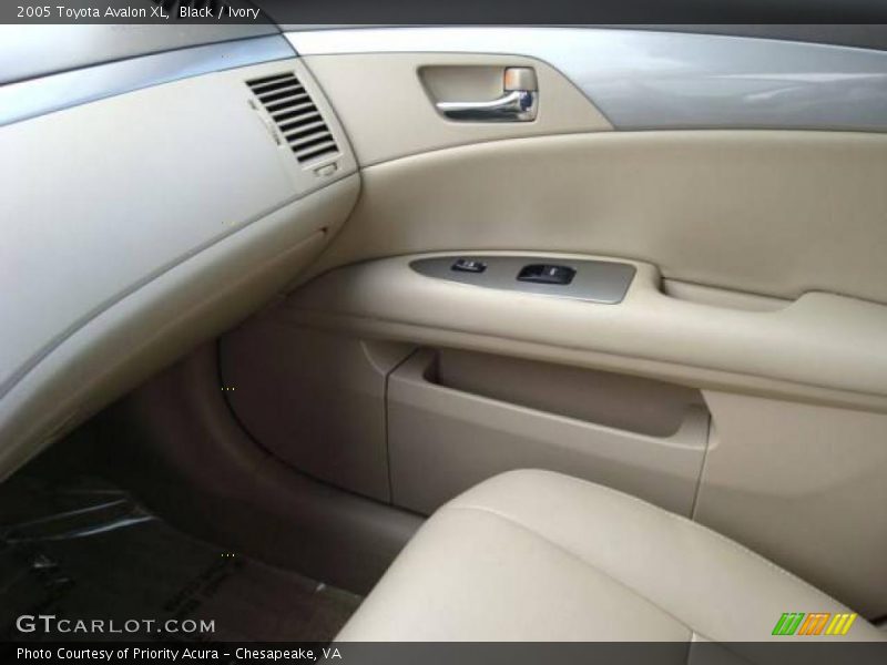 Black / Ivory 2005 Toyota Avalon XL