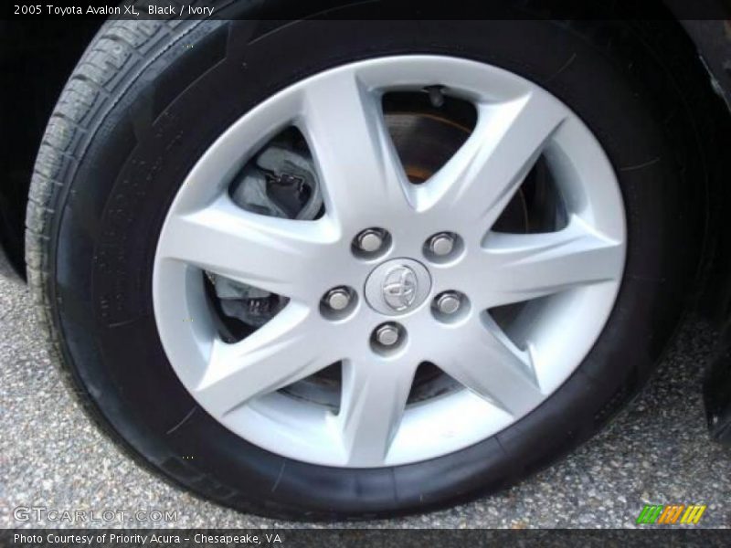 Black / Ivory 2005 Toyota Avalon XL