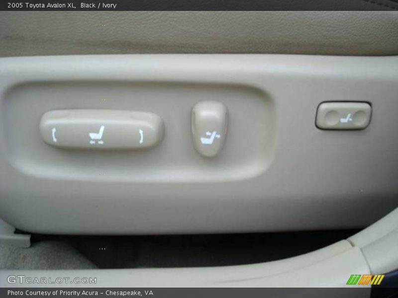 Black / Ivory 2005 Toyota Avalon XL