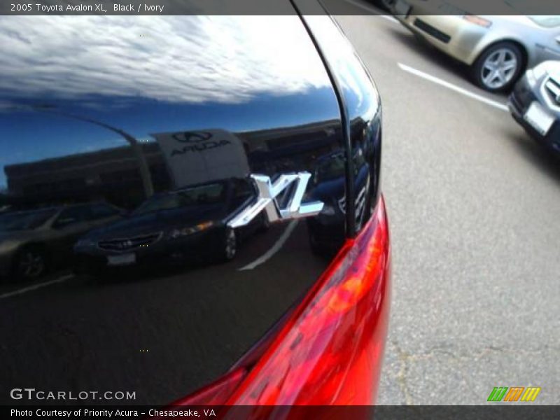 Black / Ivory 2005 Toyota Avalon XL