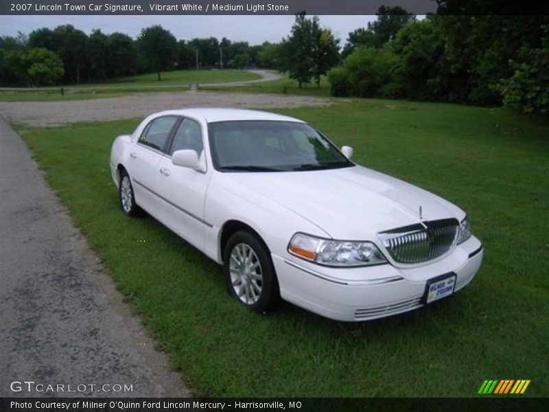 Vibrant White / Medium Light Stone 2007 Lincoln Town Car Signature
