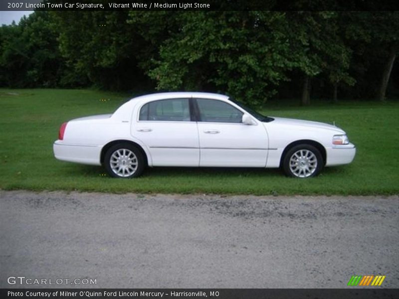 Vibrant White / Medium Light Stone 2007 Lincoln Town Car Signature