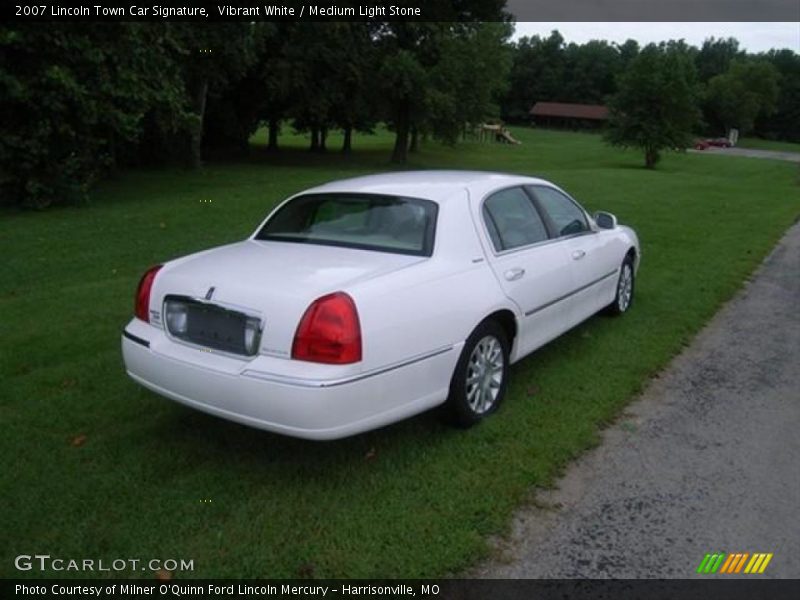 Vibrant White / Medium Light Stone 2007 Lincoln Town Car Signature