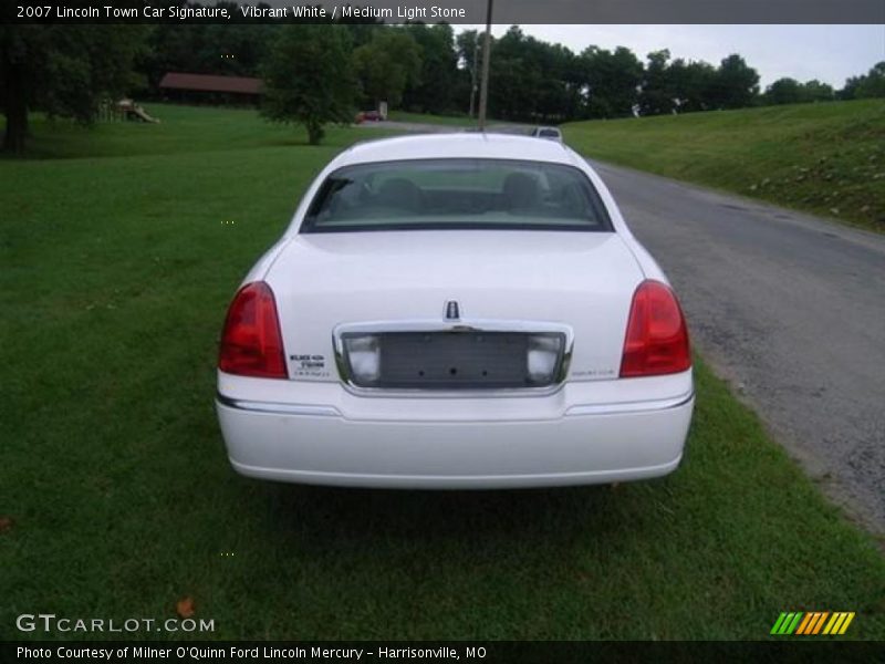 Vibrant White / Medium Light Stone 2007 Lincoln Town Car Signature