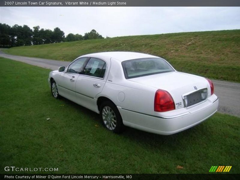 Vibrant White / Medium Light Stone 2007 Lincoln Town Car Signature