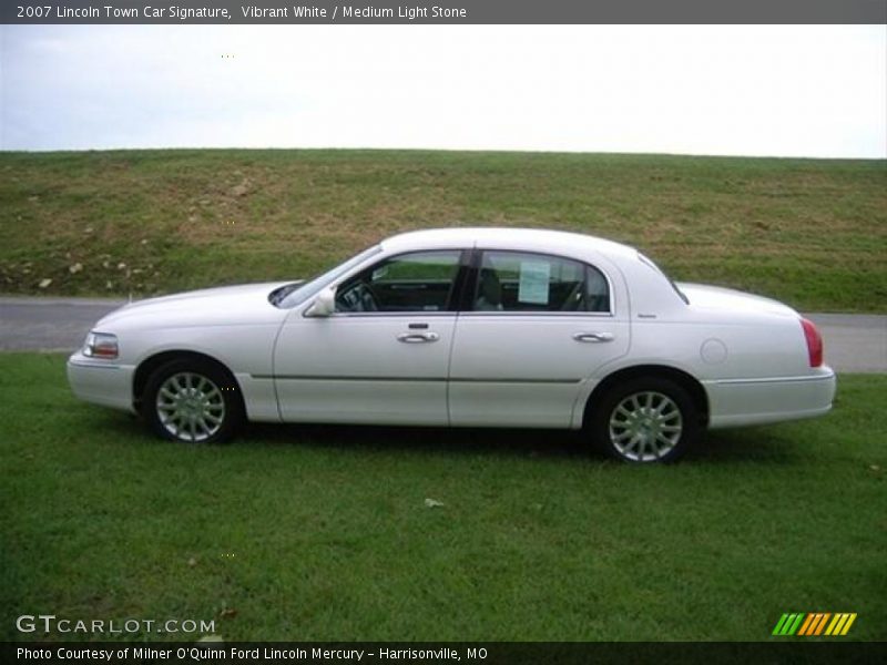 Vibrant White / Medium Light Stone 2007 Lincoln Town Car Signature