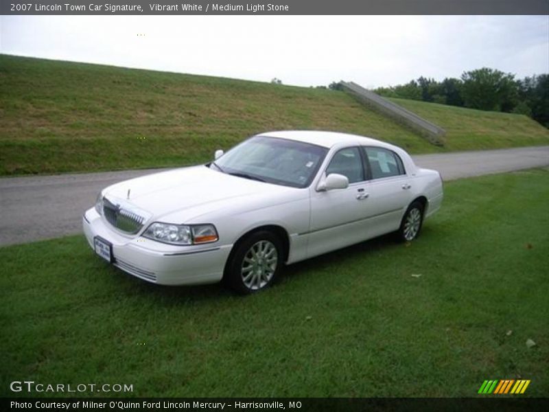 Vibrant White / Medium Light Stone 2007 Lincoln Town Car Signature