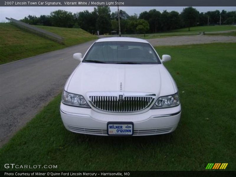 Vibrant White / Medium Light Stone 2007 Lincoln Town Car Signature